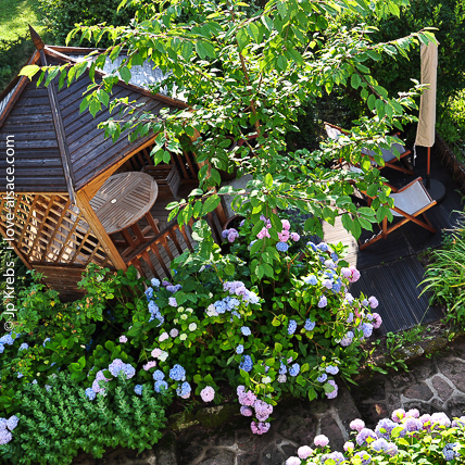 Zur Ferienwohnung DER WANDERER gehrt auch eine Gartenterrasse mit Gartenhaschen