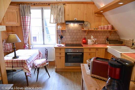 Nos appartements sont amnags et dcors de faon  procurer une vraie sensation de bien-tre, pour un sjour reposant et romantique. Ici la cuisine du gte Le Randonneur.