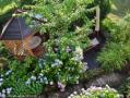 Une maisonnette (avec banc et table pour y manger) et une petite terrasse dans le jardin sont  la disposition des occupants de l'appartement du Randonneur.